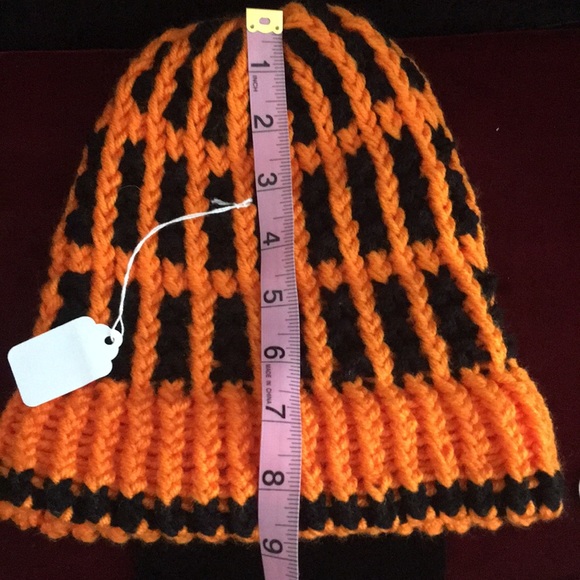 🩸Kids Orange and Black Beanie 🩸 - Picture 5 of 6